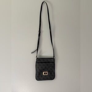 Guess Crossbody Bag. Black excellent condition! Small inside pocket